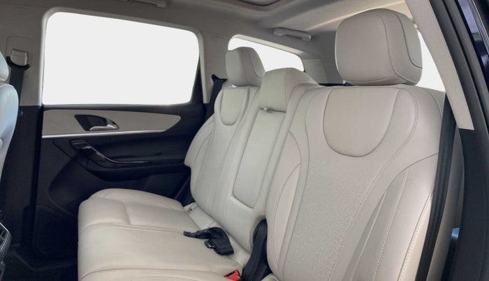 2023 Mahindra XUV700 AX 7 P AT 7 STR, Petrol, Automatic, 8,500 km, Right Side Rear Door Cabin