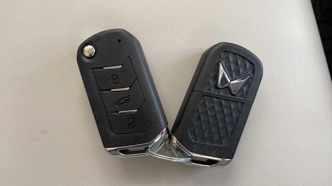 2023 Mahindra XUV700 AX 7 P AT 7 STR, Petrol, Automatic, 8,500 km, Key Close Up