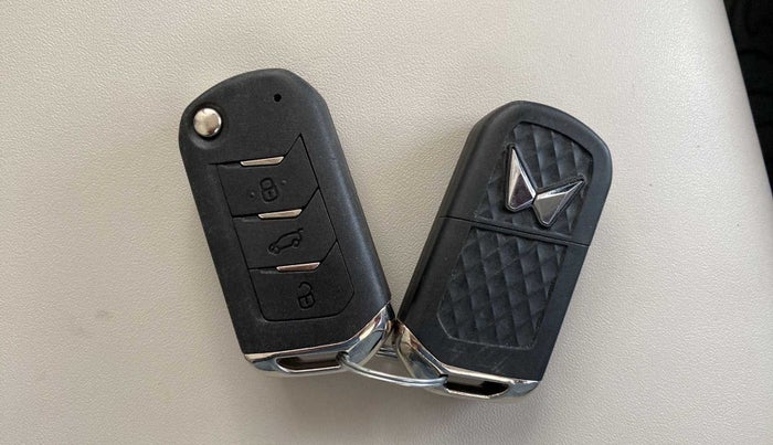 2023 Mahindra XUV700 AX 7 P AT 7 STR, Petrol, Automatic, 8,500 km, Key Close Up