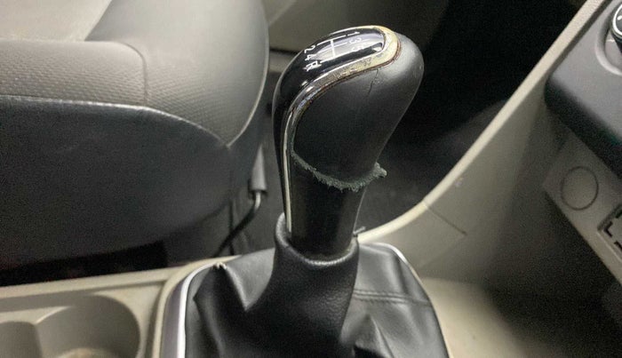 2017 Tata Tiago XM PETROL, Petrol, Manual, 70,773 km, Gear lever - Knob cover torn