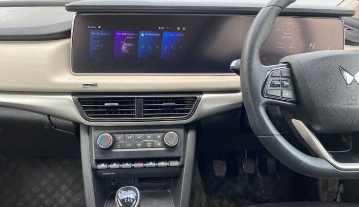 2023 Mahindra XUV700 AX 5 P MT 7 STR, Petrol, Manual, 12,152 km, Air Conditioner