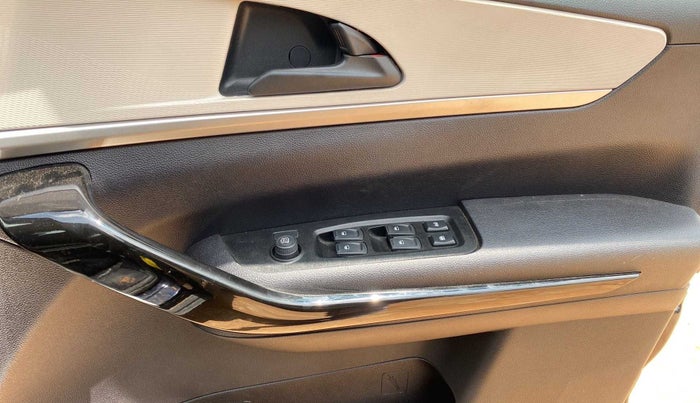 2023 Mahindra XUV700 AX 5 P MT 7 STR, Petrol, Manual, 12,152 km, Driver Side Door Panels Control