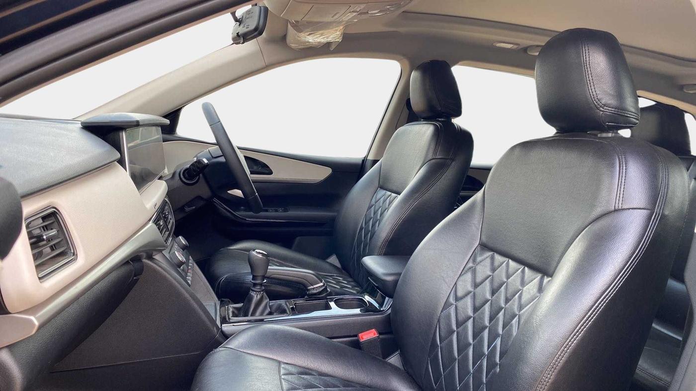 2023 Mahindra XUV700 AX 5 P MT 7 STR, Petrol, Manual, 12,152 km, Right Side Front Door Cabin