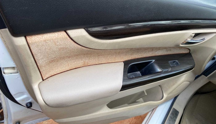 2015 Maruti Ciaz VDI (O) SHVS, Diesel, Manual, 87,856 km, Rear left door - Trim has minor damage