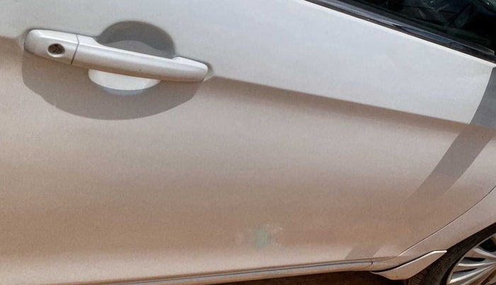 2015 Maruti Ciaz VDI (O) SHVS, Diesel, Manual, 87,856 km, Driver-side door - Minor scratches