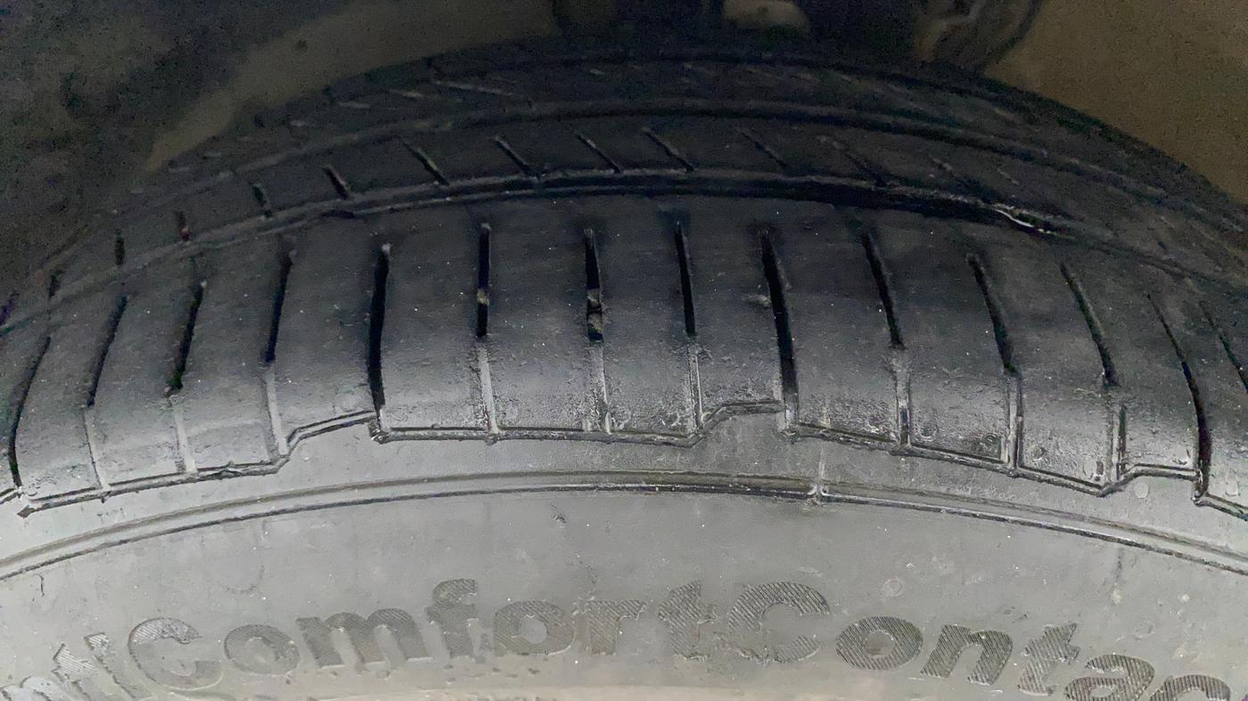 2016 Volkswagen Ameo HIGHLINE1.5L, Diesel, Manual, 1,07,362 km, Left Front Tyre Tread
