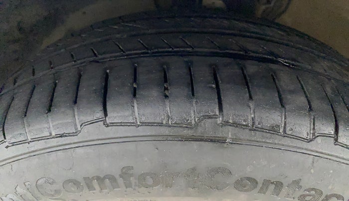 2016 Volkswagen Ameo HIGHLINE1.5L, Diesel, Manual, 1,07,362 km, Left Front Tyre Tread