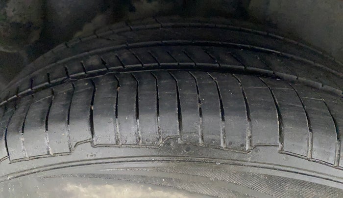2016 Volkswagen Ameo HIGHLINE1.5L, Diesel, Manual, 1,07,362 km, Right Rear Tyre Tread