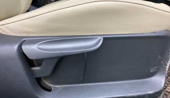 2018 Volkswagen Vento HIGHLINE PLUS 1.5 AT 16 ALLOY, Diesel, Automatic, 77,594 km, Driver Side Adjustment Panel