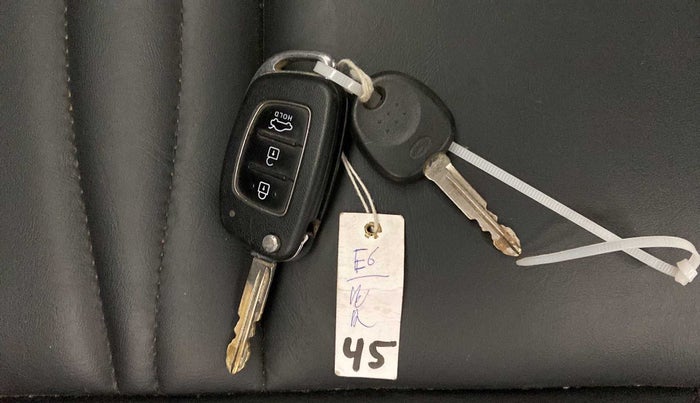 2020 Hyundai AURA S 1.2 CNG, CNG, Manual, 36,223 km, Key Close Up