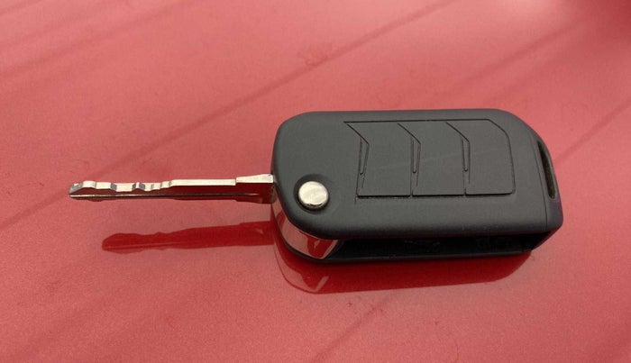 2022 Mahindra XUV300 W4 1.2 PETROL, Petrol, Manual, 5,411 km, Key Close Up