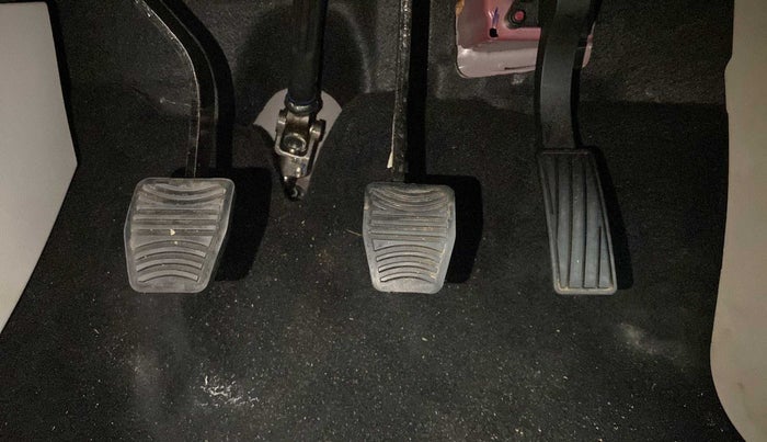 2022 Mahindra XUV300 W4 1.2 PETROL, Petrol, Manual, 5,411 km, Pedals