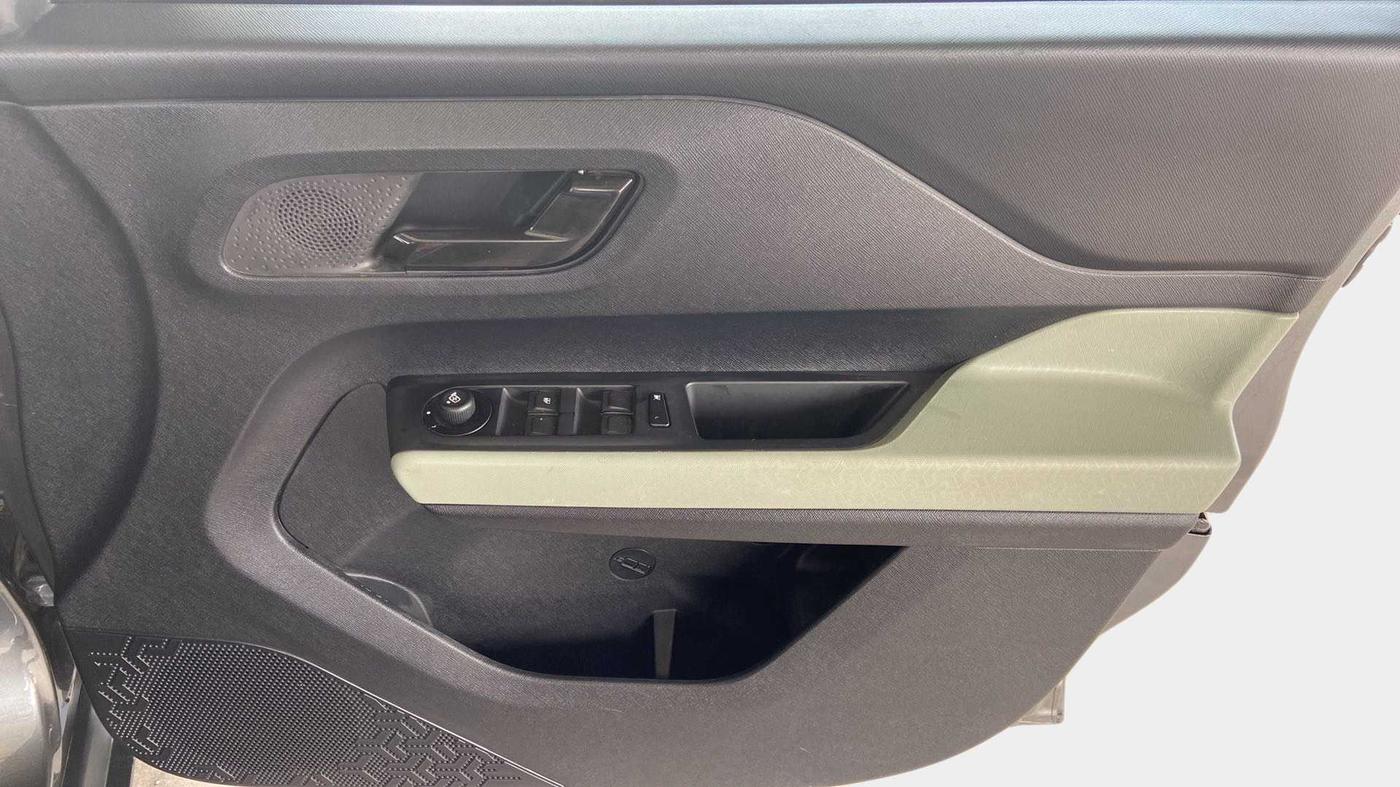 2022 Tata PUNCH ADVENTURE MT, Petrol, Manual, 15,093 km, Driver Side Door Panels Control