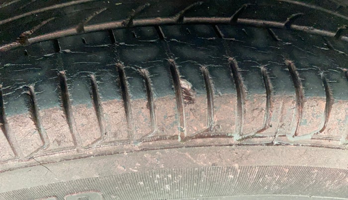 2012 Hyundai i10 SPORTZ 1.2, Petrol, Manual, 20,345 km, Right Front Tyre Tread