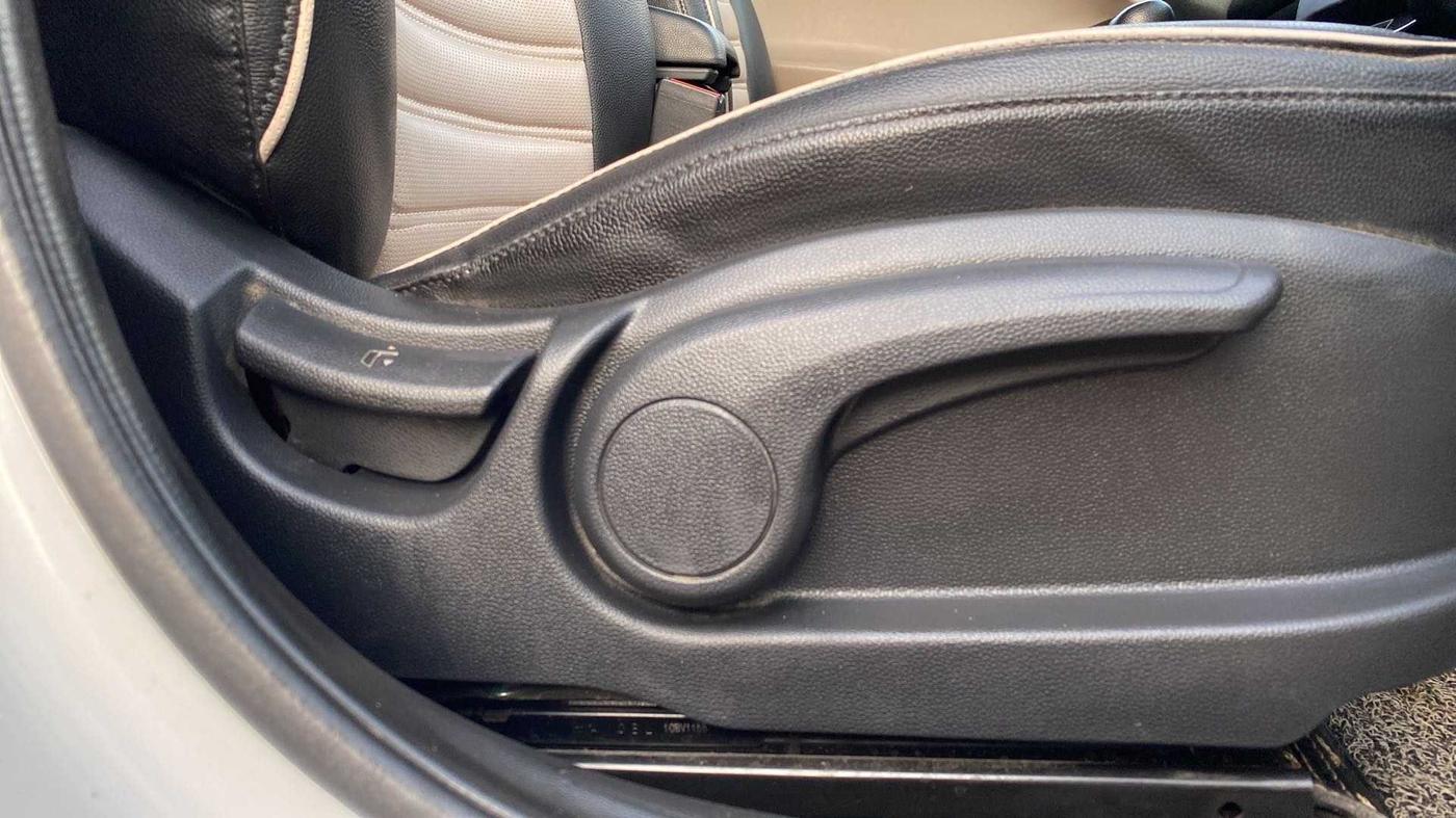 2019 Hyundai Elite i20 SPORTZ PLUS 1.2, Petrol, Manual, 44,852 km, Driver Side Adjustment Panel