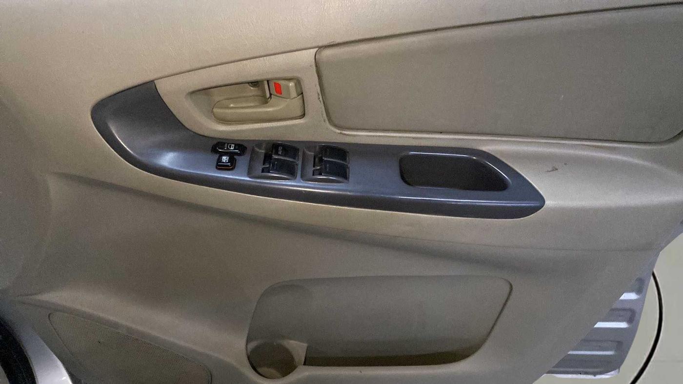 2012 Toyota Innova 2.5 GX 8 STR, Diesel, Manual, 88,816 km, Driver Side Door Panels Control