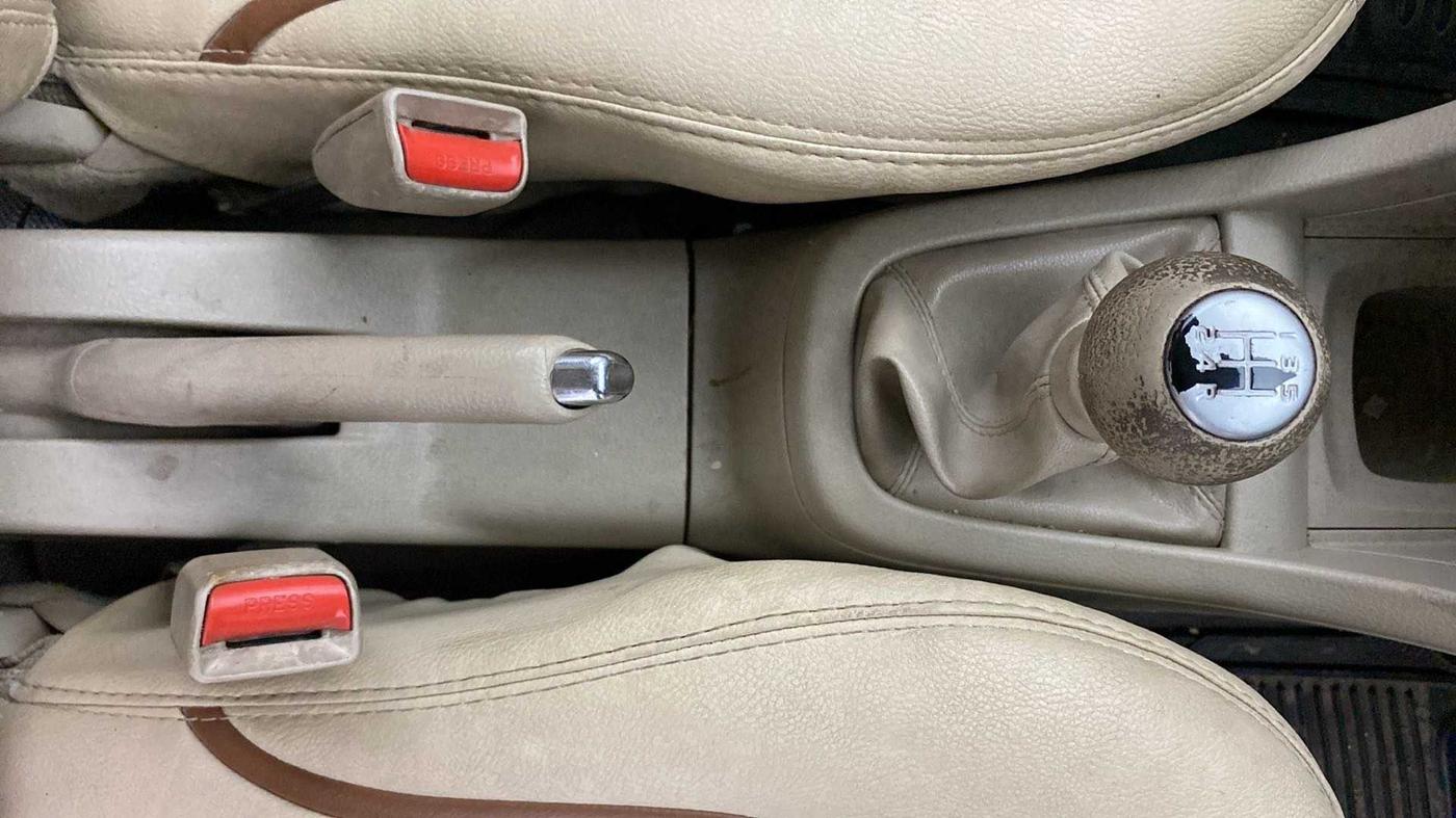 2016 Maruti Swift Dzire ZXI, CNG, Manual, 38,120 km, Gear Lever