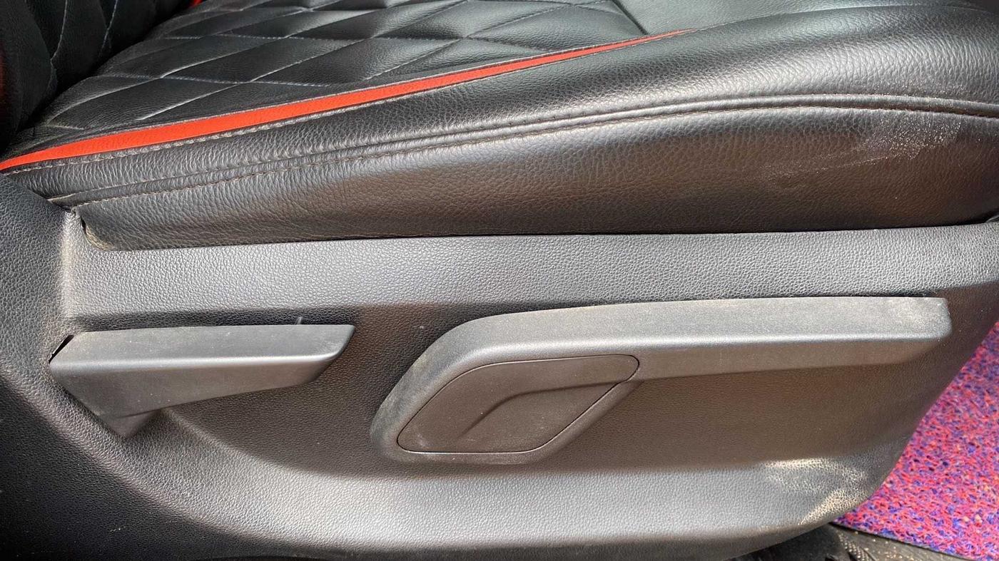 2018 Mahindra KUV 100 NXT K4+ P 6 STR, Petrol, Manual, 25,905 km, Driver Side Adjustment Panel