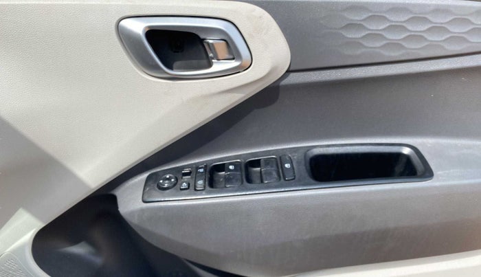 2020 Hyundai AURA SX 1.2 (O), Petrol, Manual, 41,269 km, Driver Side Door Panels Control