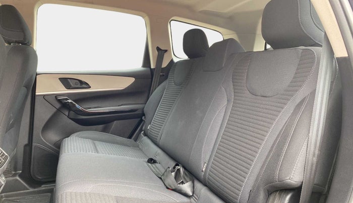 2022 Mahindra XUV700 AX 5 P AT 5 STR, Petrol, Automatic, 16,335 km, Right Side Rear Door Cabin