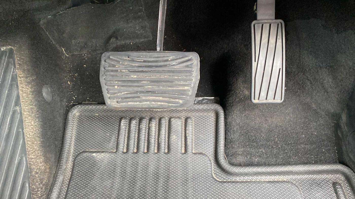 2022 Mahindra XUV700 AX 5 P AT 5 STR, Petrol, Automatic, 16,335 km, Pedals