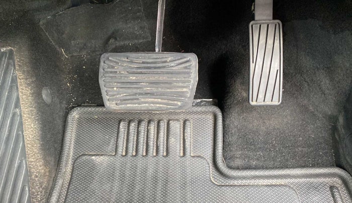 2022 Mahindra XUV700 AX 5 P AT 5 STR, Petrol, Automatic, 16,335 km, Pedals
