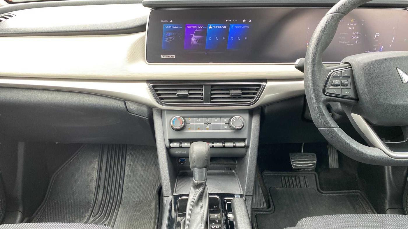 2022 Mahindra XUV700 AX 5 P AT 5 STR, Petrol, Automatic, 16,335 km, Air Conditioner