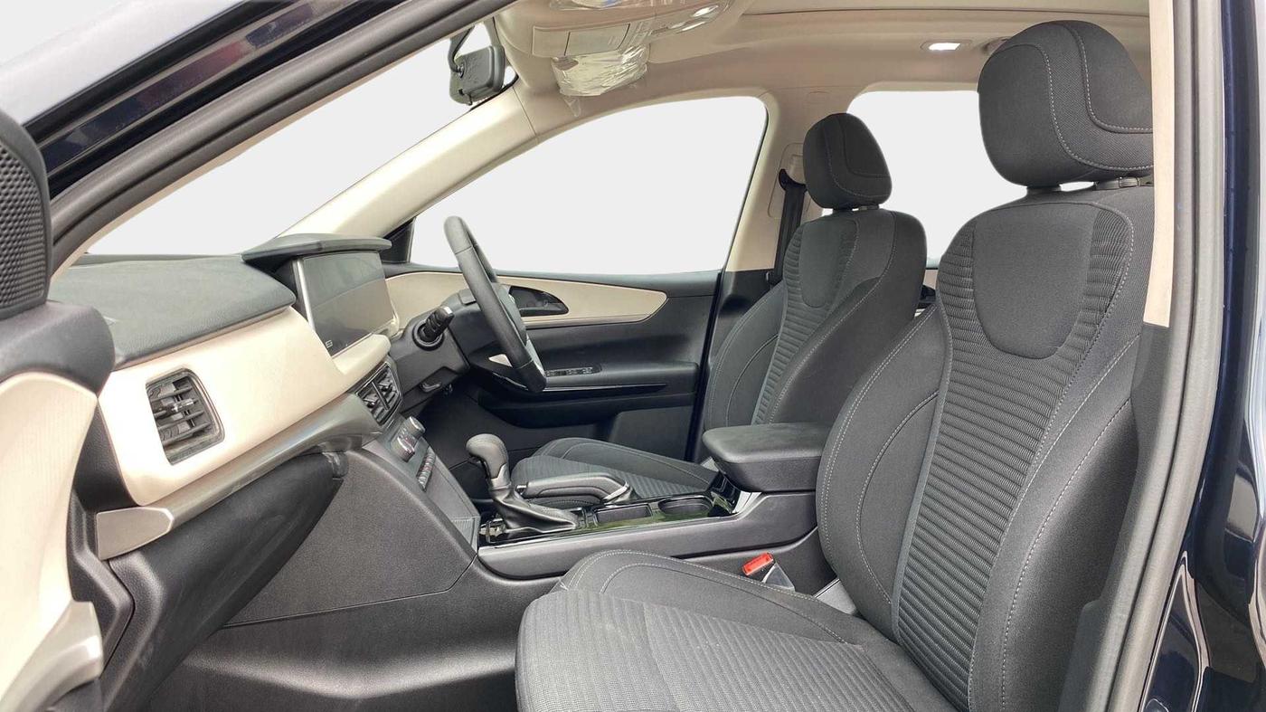 2022 Mahindra XUV700 AX 5 P AT 5 STR, Petrol, Automatic, 16,335 km, Right Side Front Door Cabin