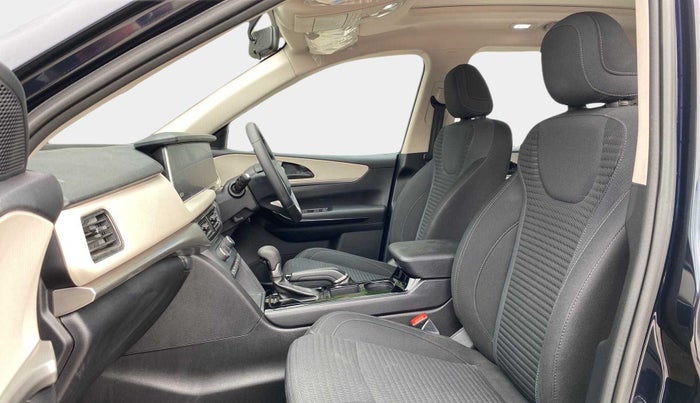 2022 Mahindra XUV700 AX 5 P AT 5 STR, Petrol, Automatic, 16,335 km, Right Side Front Door Cabin