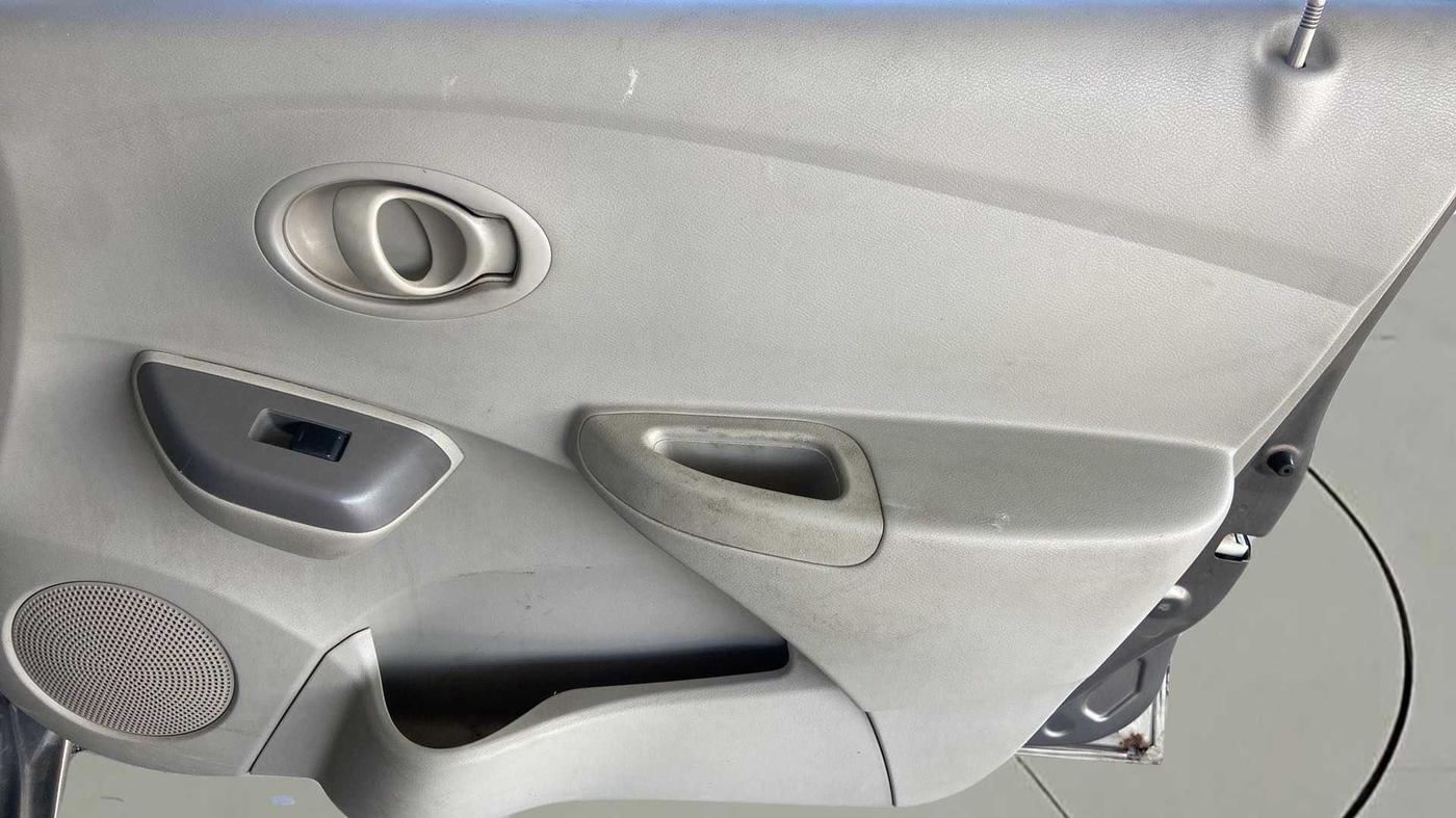 2015 Datsun Go T, Petrol, Manual, 92,116 km, Driver Side Door Panels Control