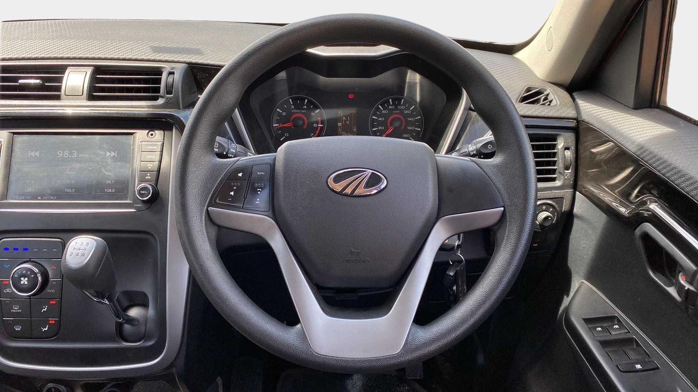 2017 Mahindra KUV 100 NXT K8 P 6 STR, Petrol, Manual, 29,151 km, Steering Wheel Close Up