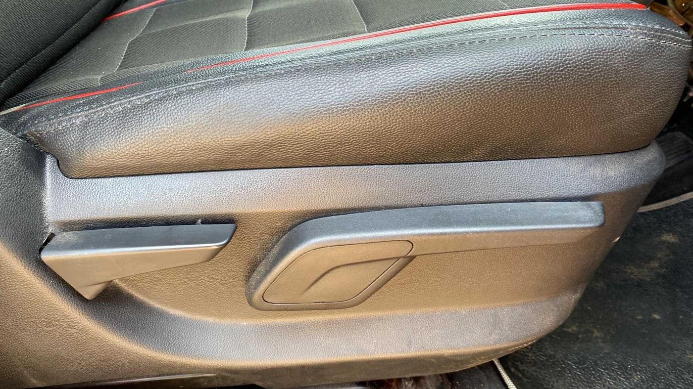 2017 Mahindra KUV 100 NXT K8 P 6 STR, Petrol, Manual, 29,151 km, Driver Side Adjustment Panel