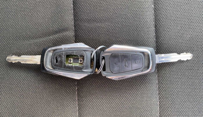 2017 Mahindra KUV 100 NXT K8 P 6 STR, Petrol, Manual, 29,151 km, Key Close Up