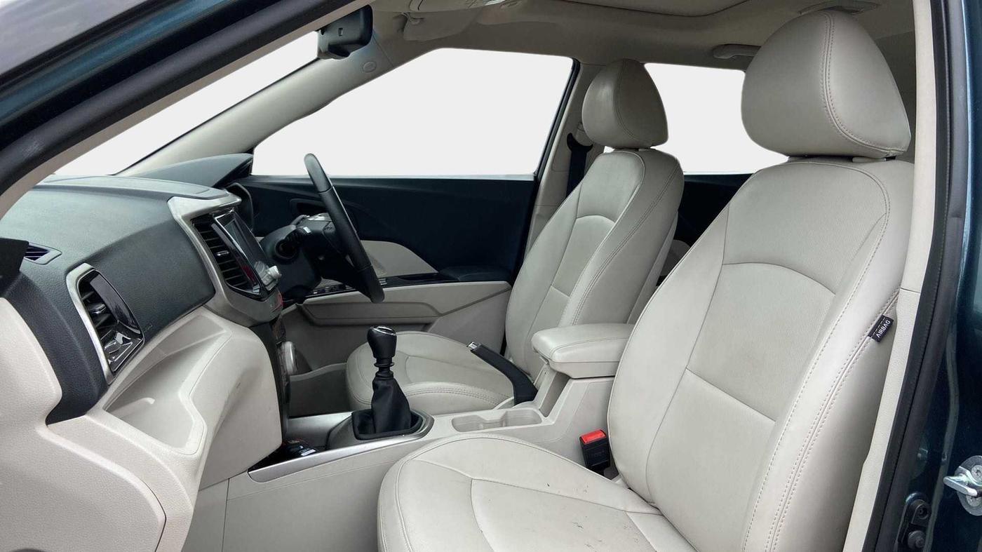 2021 Mahindra XUV300 W8 (O) 1.2 PETROL, Petrol, Manual, 21,374 km, Right Side Front Door Cabin