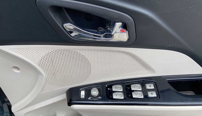 2021 Mahindra XUV300 W8 (O) 1.2 PETROL, Petrol, Manual, 21,374 km, Driver Side Door Panels Control