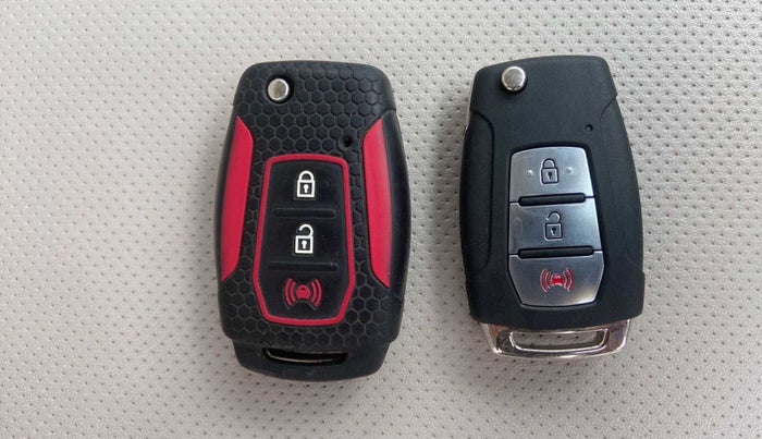 2021 Mahindra XUV300 W8 (O) 1.2 PETROL, Petrol, Manual, 21,374 km, Key Close Up