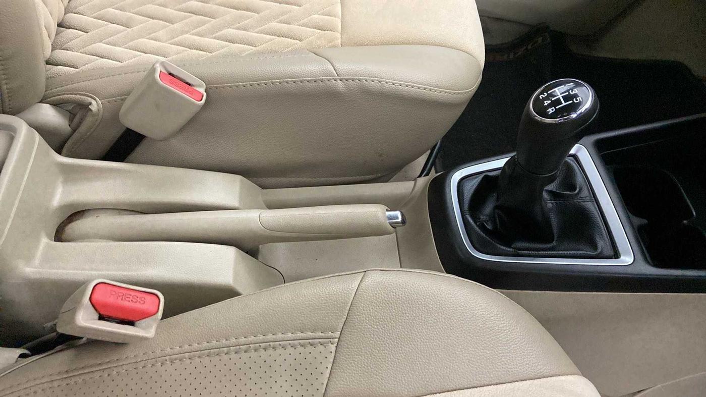2017 Maruti Dzire VXI, Petrol, Manual, 86,199 km, Gear Lever