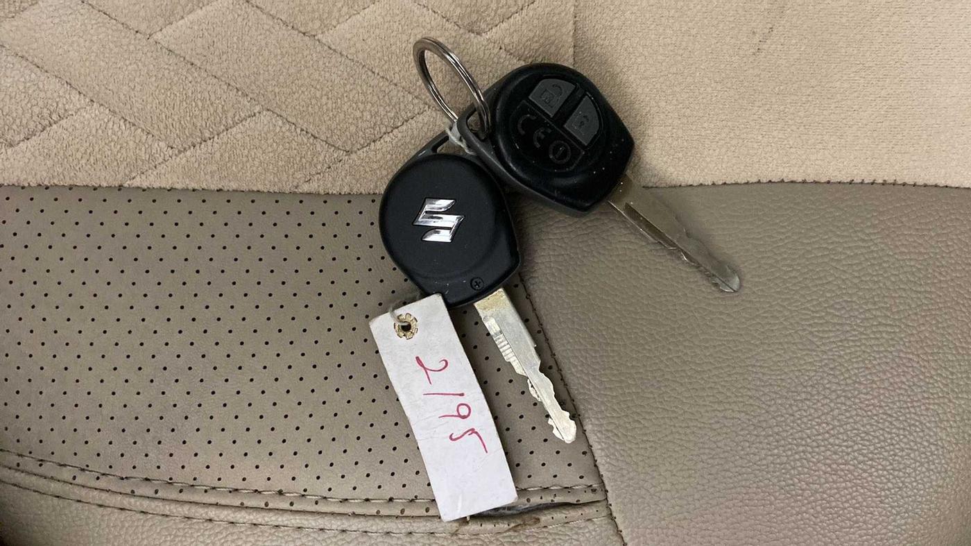 2017 Maruti Dzire VXI, Petrol, Manual, 86,199 km, Key Close Up