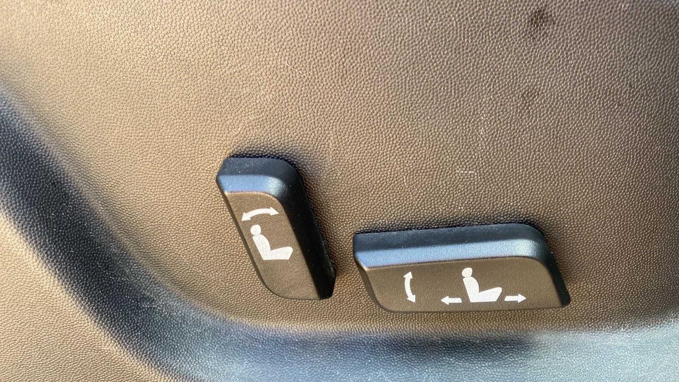 2018 Mahindra XUV500 W11 AT, Diesel, Automatic, 36,626 km, Driver Side Adjustment Panel