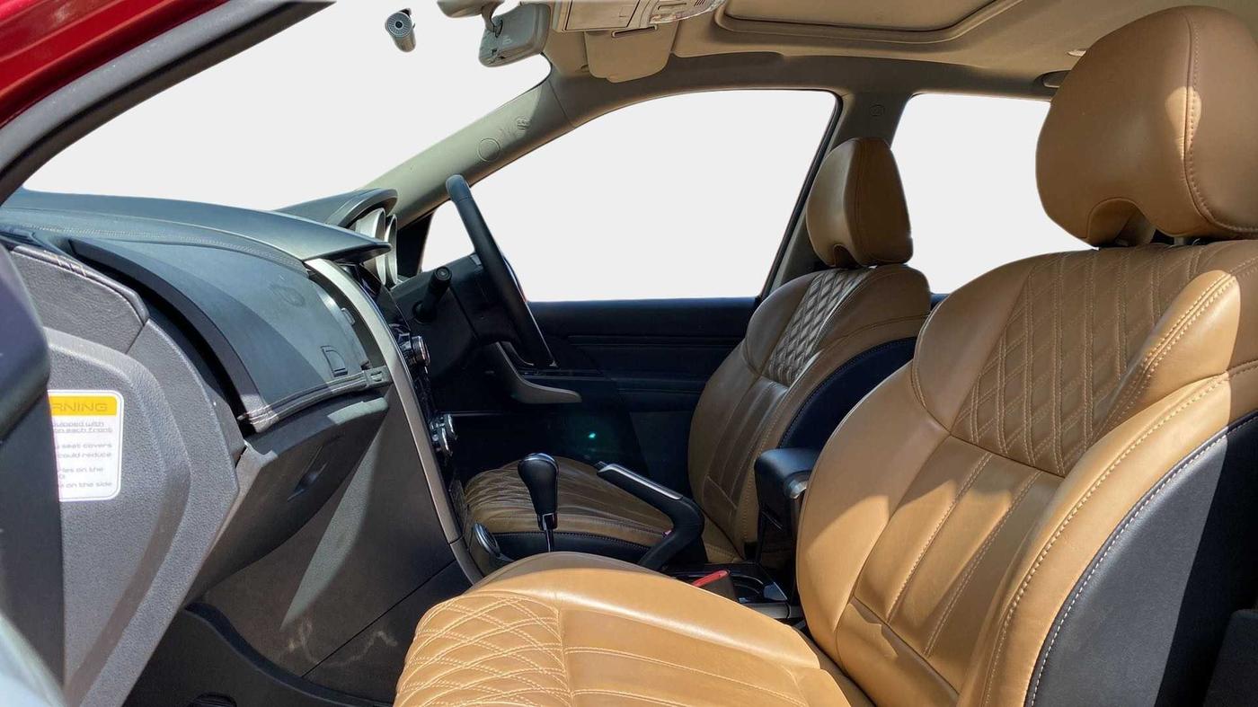 2018 Mahindra XUV500 W11 AT, Diesel, Automatic, 36,626 km, Right Side Front Door Cabin