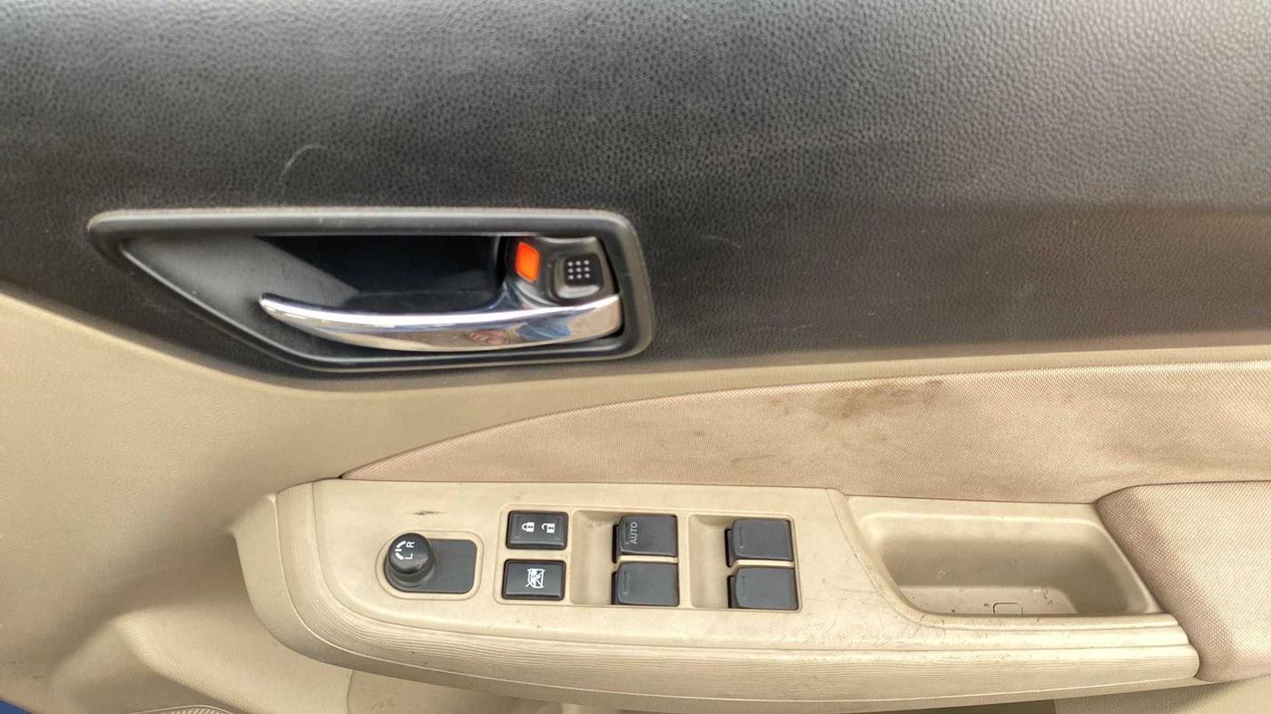 2017 Maruti Dzire VDI, Diesel, Manual, 31,276 km, Driver Side Door Panels Control