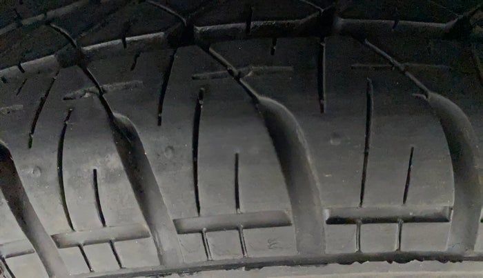 2014 Maruti Ritz VXI, Petrol, Manual, 58,169 km, Left Rear Tyre Tread