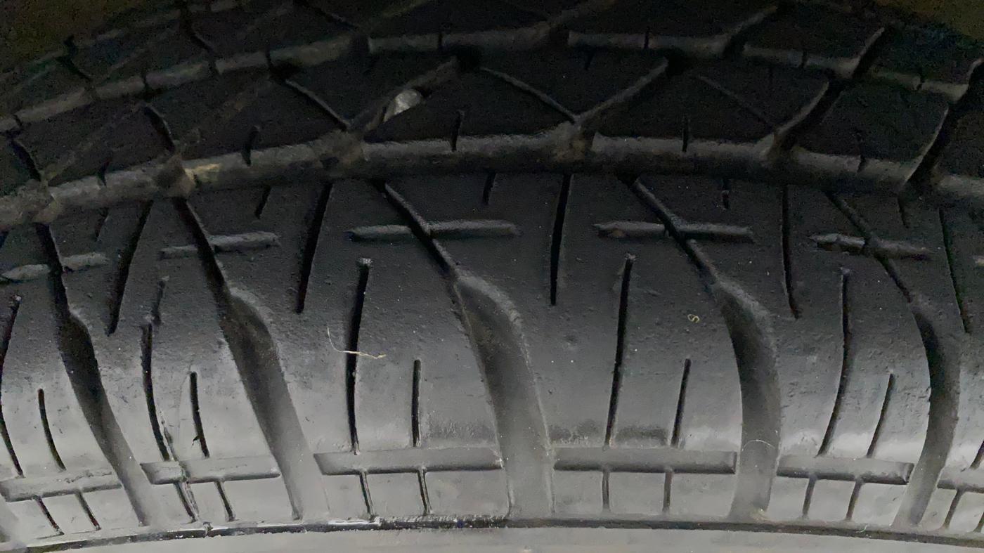 2014 Maruti Ritz VXI, Petrol, Manual, 58,169 km, Right Front Tyre Tread