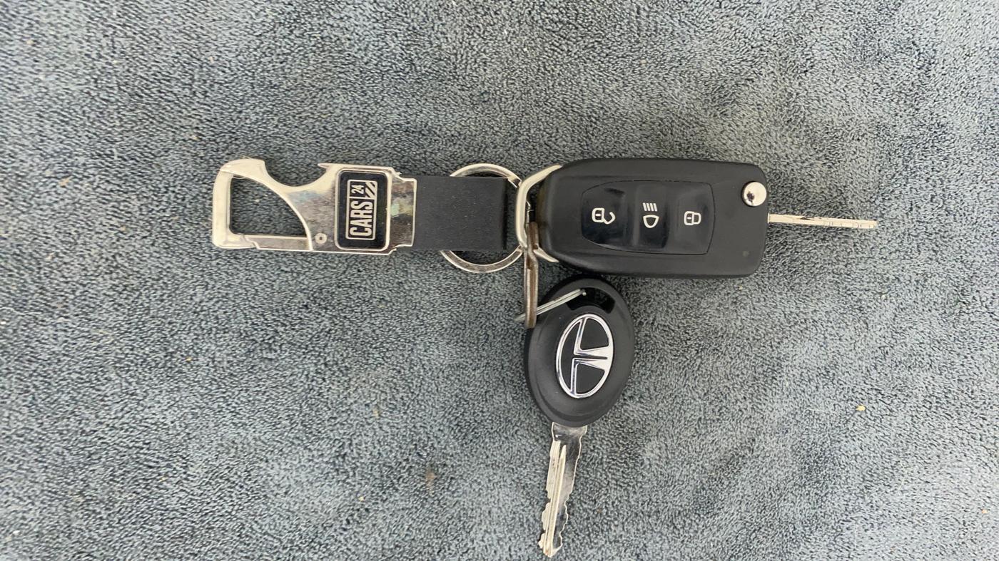 2016 Tata Tiago XZ PETROL, Petrol, Manual, 19,054 km, Key Close Up