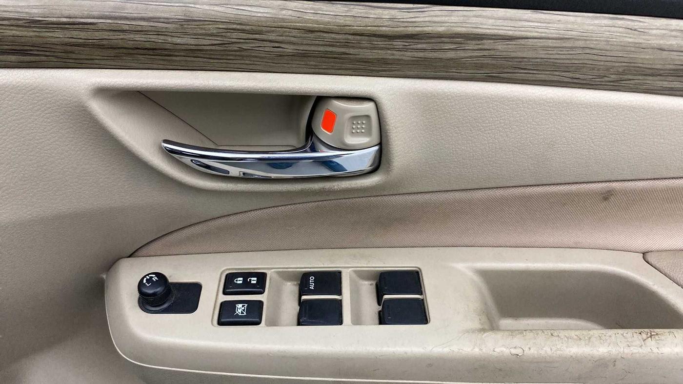 2020 Maruti Ciaz DELTA 1.5 SHVS MT PETROL, Petrol, Manual, 50,172 km, Driver Side Door Panels Control