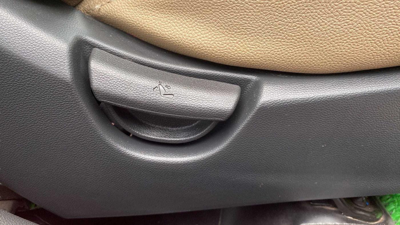 2017 Hyundai Grand i10 MAGNA U2 1.2 CRDI, Diesel, Manual, 80,340 km, Driver Side Adjustment Panel