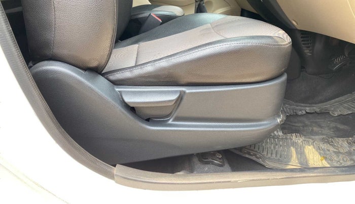 2016 Hyundai Eon MAGNA +, Petrol, Manual, 96,928 km, Driver Side Adjustment Panel