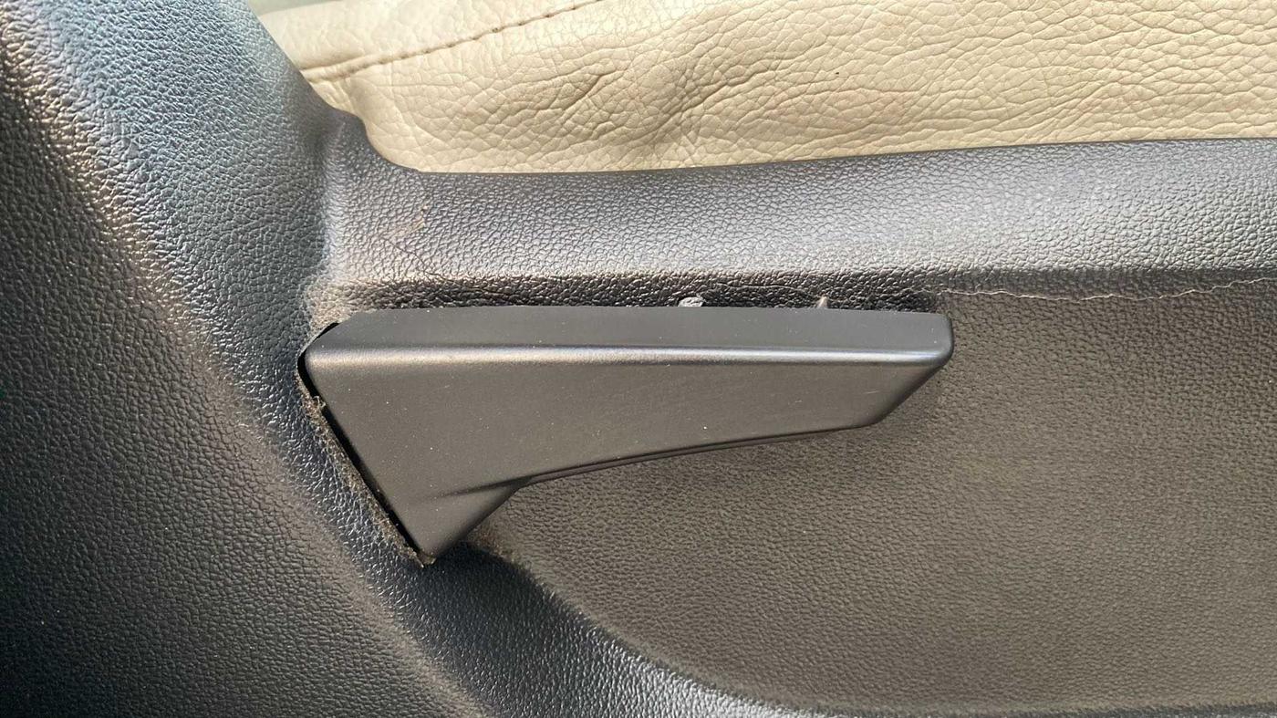 2016 Mahindra Kuv100 K2 PLUS 6 STR, Petrol, Manual, 20,125 km, Driver Side Adjustment Panel