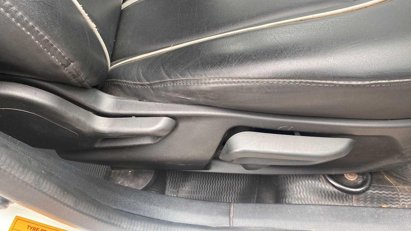2020 Tata Tiago XZ PLUS PETROL, Petrol, Manual, 36,017 km, Driver Side Adjustment Panel