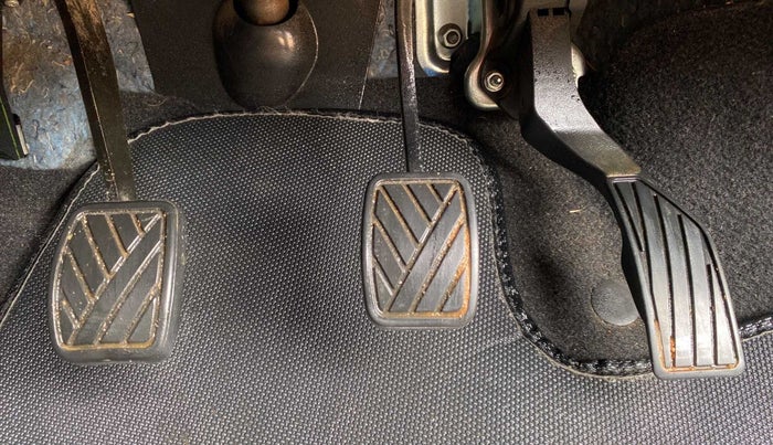 2014 Maruti Swift VXI, Petrol, Manual, 71,516 km, Pedals